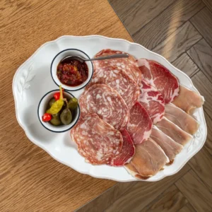 Мясное плато с конфитюром и пиклс