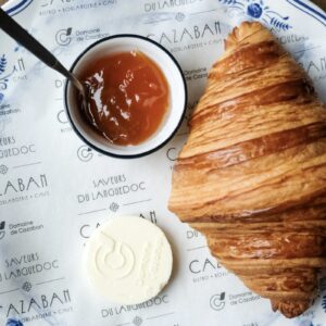 Круассан с маслом и джемом